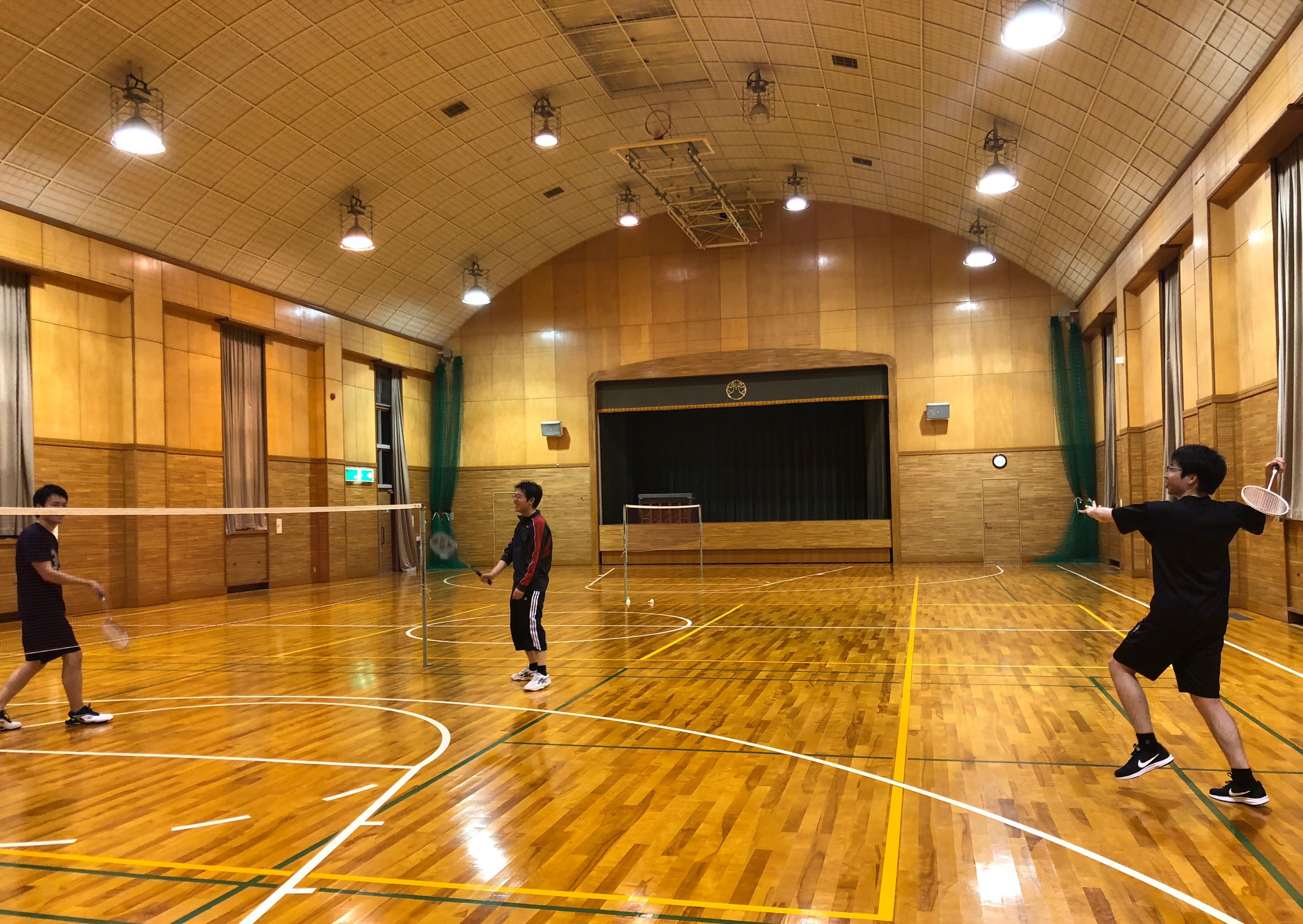 体育館での運動風景