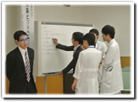 ホワイトボードを利用した勉強会の様子